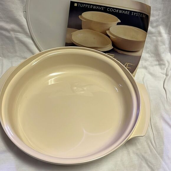 Tupperware Tupperwave Cookware System 1 Qt. Microwave Safe Bowl with Seal - Picture 1 of 6